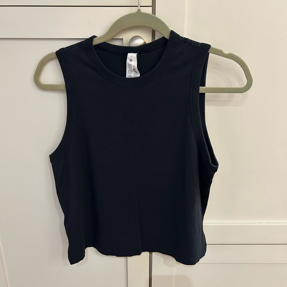 Lululemon black womens cropped sleeveless top, size 6